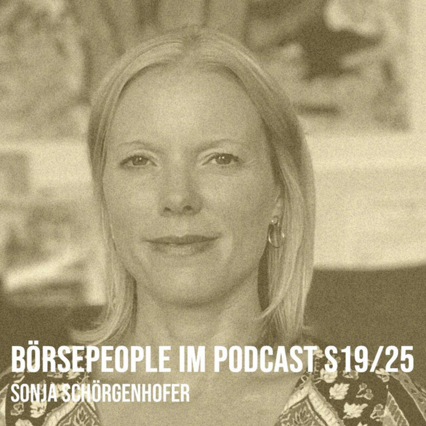 https://open.spotify.com/episode/0RqOPcTjKEHqSb2JkECb1R
Börsepeople im Podcast S19/25: Sonja Schörgenhofer - <p>Sonja Schörgenhofer ist Leiterin Marketing & Unternehmenskommunikation bei der Volksbank Wien AG. Zu Beginn erzählt sie von ihrem beruflichen Werdegang, der sie von der UEFA über die Pharma- und Kosmetikindustrie bis hin zur Bankenbranche geführt hat. Sonja spricht außerdem über den spannenden Weg, der derzeit vor dem Volksbanken-Verbund liegt: Die Zeichen stehen auf Wachstum – und genau jetzt nutzt der Volksbanken-Verbund die Gelegenheit, sich strategisch neu zu positionieren und die Marke Volksbank nachhaltig zu stärken. Im Zentrum dieser Entwicklung steht das genossenschaftliche Prinzip, das seit jeher die DNA der Volksbanken prägt. Dies in moderner Interpretation, zukunftsorientiert und man will näher denn je am Menschen sein. Und ein Spoiler zu all den Spoilern: Im September wird es ein Update mit der Volksbank Wien geben und dann wird einiges aufgelöst. Und ich selbst konnte meinen Botschafter der Leidenschaft, den ich von Alfred Gusenbauer bekommen hatte, unterbringen.<br>
<br>
<a href=https://www.volksbank.at target=_blank>https://www.volksbank.at.</a><br>
<a href=https://jobs.volksbank.at target=_blank>https://jobs.volksbank.at</a><br>
<br>
About: Die Serie Börsepeople des Podcasters Christian Drastil, der im Q4/24 in Frankfurt als Finfluencer & Finanznetworker #1 Austria ausgezeichnet wurde, findet im Rahmen von <a href=http://www.audio-cd.at target=_blank>http://www.audio-cd.at</a> und dem Podcast Audio-CD.at Indie Podcasts statt.  Es handelt sich dabei um typische Personality- und Werdegang-Gespräche. Die Season 19 umfasst unter dem Motto „25 Börsepeople“ 25 Talks. Presenter der Season 19 ist die Volksbank <a href=https://www.volksbank.at target=_blank>https://www.volksbank.at.</a> Welcher der meistgehörte Börsepeople Podcast ist, sieht man unter <a href=http://www.audio-cd.at/people target=_blank>http://www.audio-cd.at/people.</a> Der Zwischenstand des laufenden Rankings ist tagesaktuell um 12 Uhr aktualisiert.<br>
<br>
Bewertungen bei Apple (oder auch Spotify) machen mir Freude: <a href=http://www.audio-cd.at/spotify target=_blank>http://www.audio-cd.at/spotify</a> , <a href=http://www.audio-cd.at/apple target=_blank>http://www.audio-cd.at/apple</a> .<br>
</p>