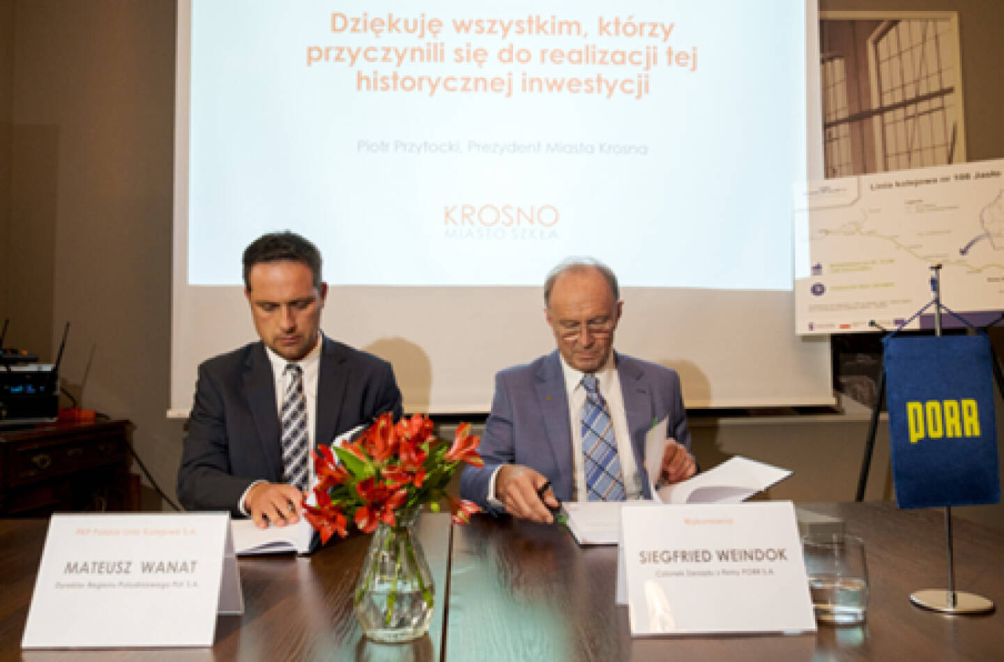 Unterzeichnung des Auftrags für Linie 108 (v.li.): Mateusz Wanat – PKP PLK S.A., Siegfried Weindok - PORR S.A. © PORR