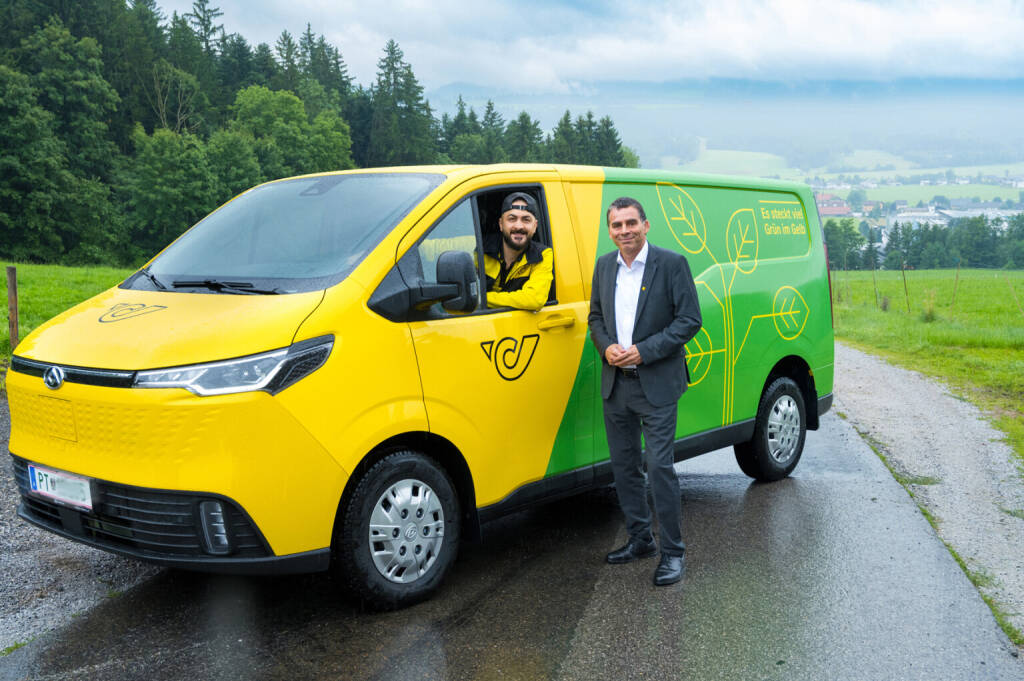 Zusteller Mohammad Zalat und Peter Umundum, Vorstand für Paket & Logistik, beide Österreichische Post AG, bei der Inbetriebnahme des ersten Allrad-Fahrzeugs mit E-Antrieb, Foto: Österreichische Post, © Aussender (11.08.2025) 