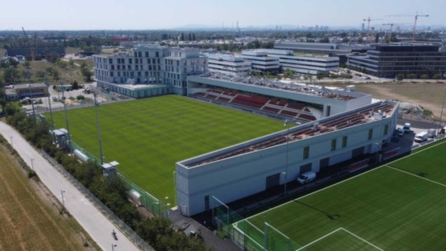 Strabag übergibt ÖFB Campus: Der ÖFB Campus besteht aus einem Kunst- und vier Naturrasenplätzen, einem Kleinstadion, der neuen Geschäftsstelle des ÖFB und Schlaf- bzw. Aufenthaltsräumlichkeiten für Spieler:innen. Foto: STRABAG/Egzon Asani