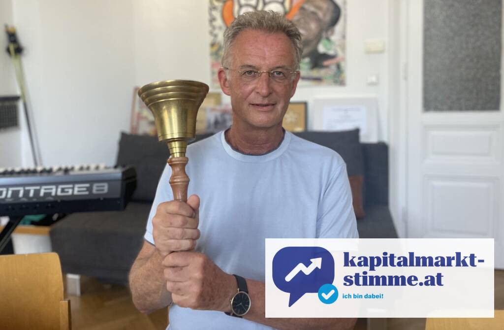 Franz Anreiter , Direktor Bernoulligymnasium, mit der Opening Bell für das neue Schuljahr (30.08.2025) 