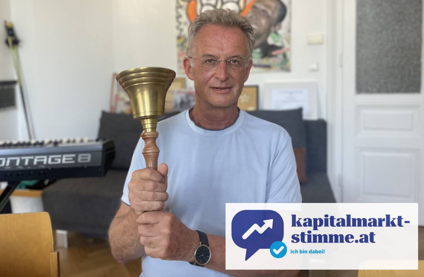 Franz Anreiter , Direktor Bernoulligymnasium, mit der Opening Bell für das neue Schuljahr