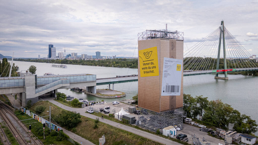 Mit ihrer neuen 360°-Markenkampagne positioniert sich die Österreichische Post als moderne, zukunftsorientierte und verlässliche Partnerin im Alltag. Unübersehbar – der neue Claim am Tangenten Tower. (Fotocredit: XL Tower, Roland Pürzl), © Aussender (08.09.2025) 