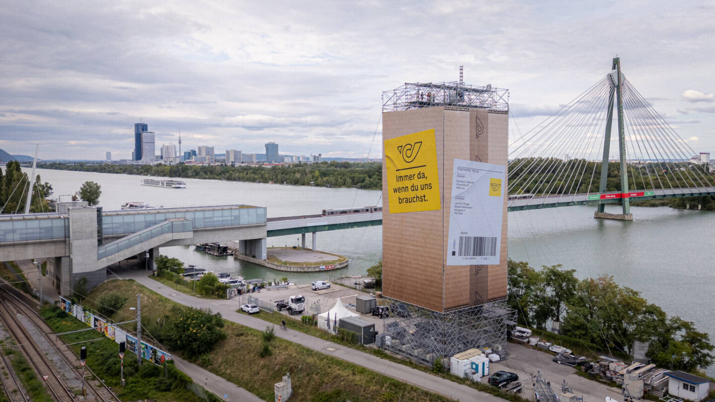 Mit ihrer neuen 360°-Markenkampagne positioniert sich die Österreichische Post als moderne, zukunftsorientierte und verlässliche Partnerin im Alltag. Unübersehbar – der neue Claim am Tangenten Tower. (Fotocredit: XL Tower, Roland Pürzl)