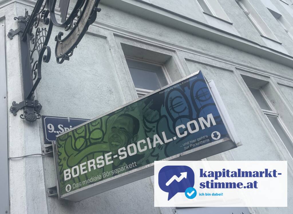 boerse-social.com Firmenschild war ursprünglich im 90 Grad Winkel zur Hausmauer . Jetzt ist offenbar in 3 Metern Höhe wer dagegengedonnert und der Winkel hat sich um rund 30 Grad verändert (bei Baustellen alles möglich) (19.09.2025) 