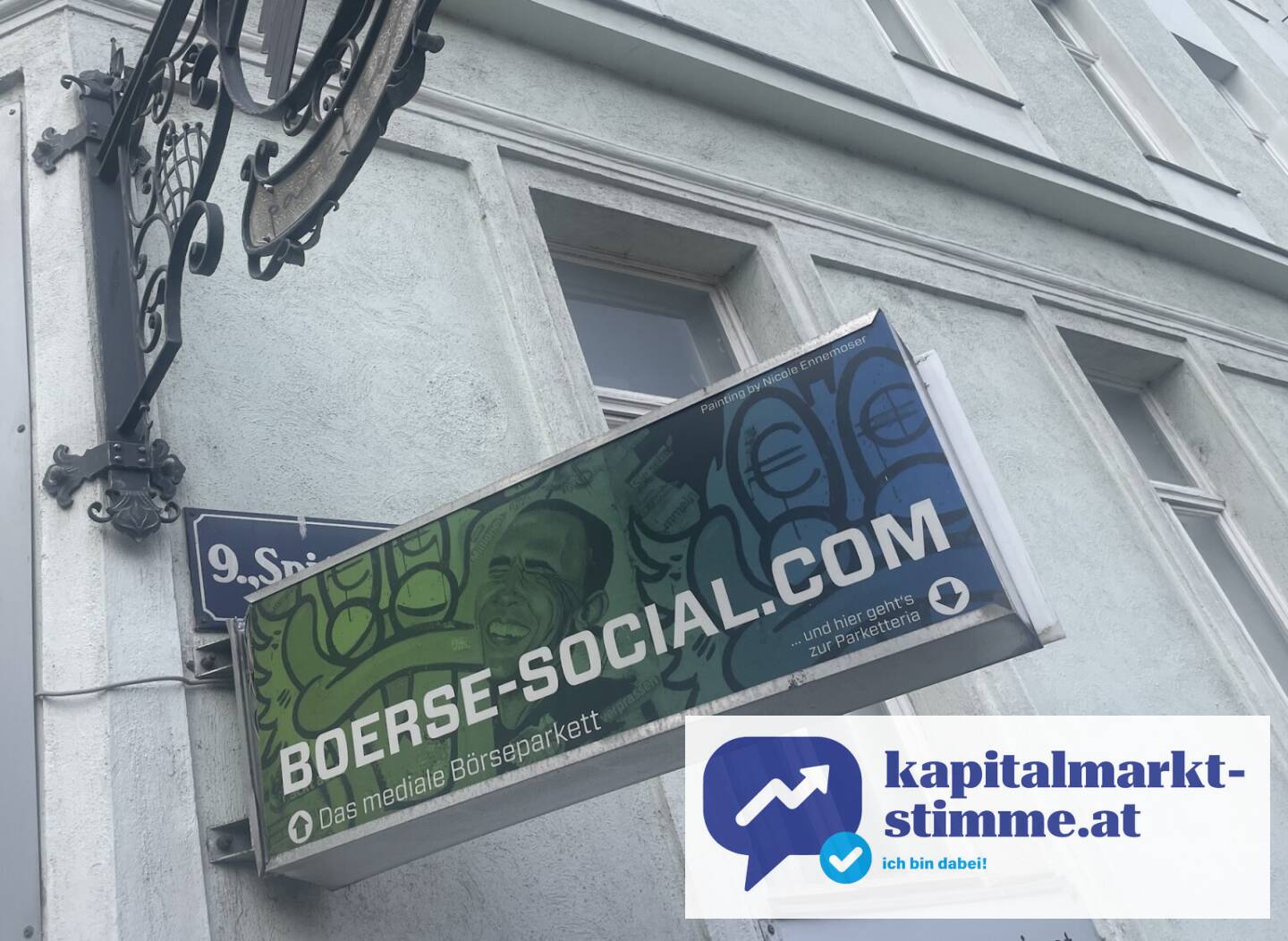 boerse-social.com Firmenschild war ursprünglich im 90 Grad Winkel zur Hausmauer . Jetzt ist offenbar in 3 Metern Höhe wer dagegengedonnert und der Winkel hat sich um rund 30 Grad verändert (bei Baustellen alles möglich)