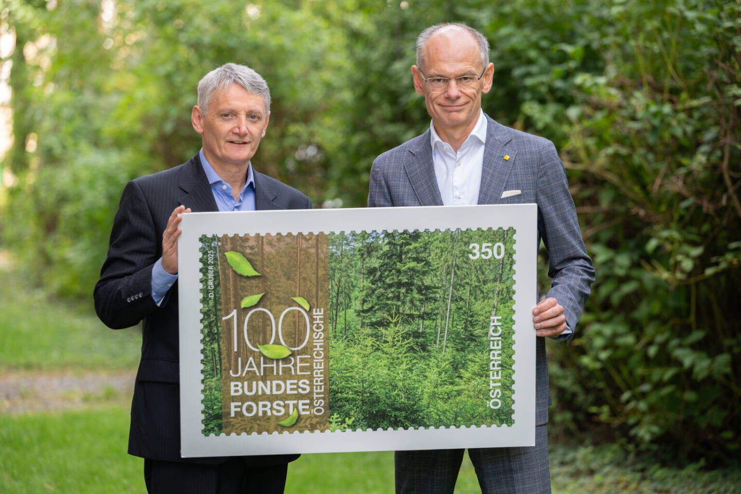 100 JAHRE BUNDESFORSTE: POST GRATULIERT MIT WALDIGER DUFTBRIEFMARKE: Georg Schöppl, Vorstandssprecher der Österreichischen Bundesforste, und Walter Oblin, Generaldirektor der Österreichischen Post AG, bei der Präsentation der neuen Sonderbriefmarke (© oebf/Frank Helmrich)