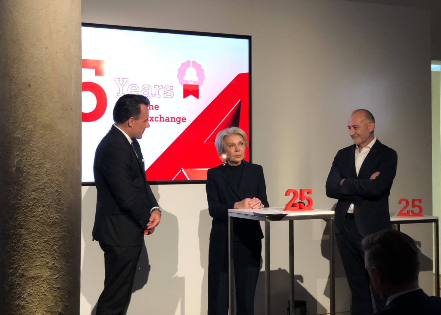 A1 Telekom Austria Group feiert 25jähriges Börsenjubiläum: ÖBAG-Chefin Edith Hlawati erinnert sich an den Börsengang inklusive Bell-Ringing an der New Yorker Börse, im Bild mit Wiener Börse CEO Christoph Boschan und A1 CEO Alejandro Plater, Foto: Börse Social