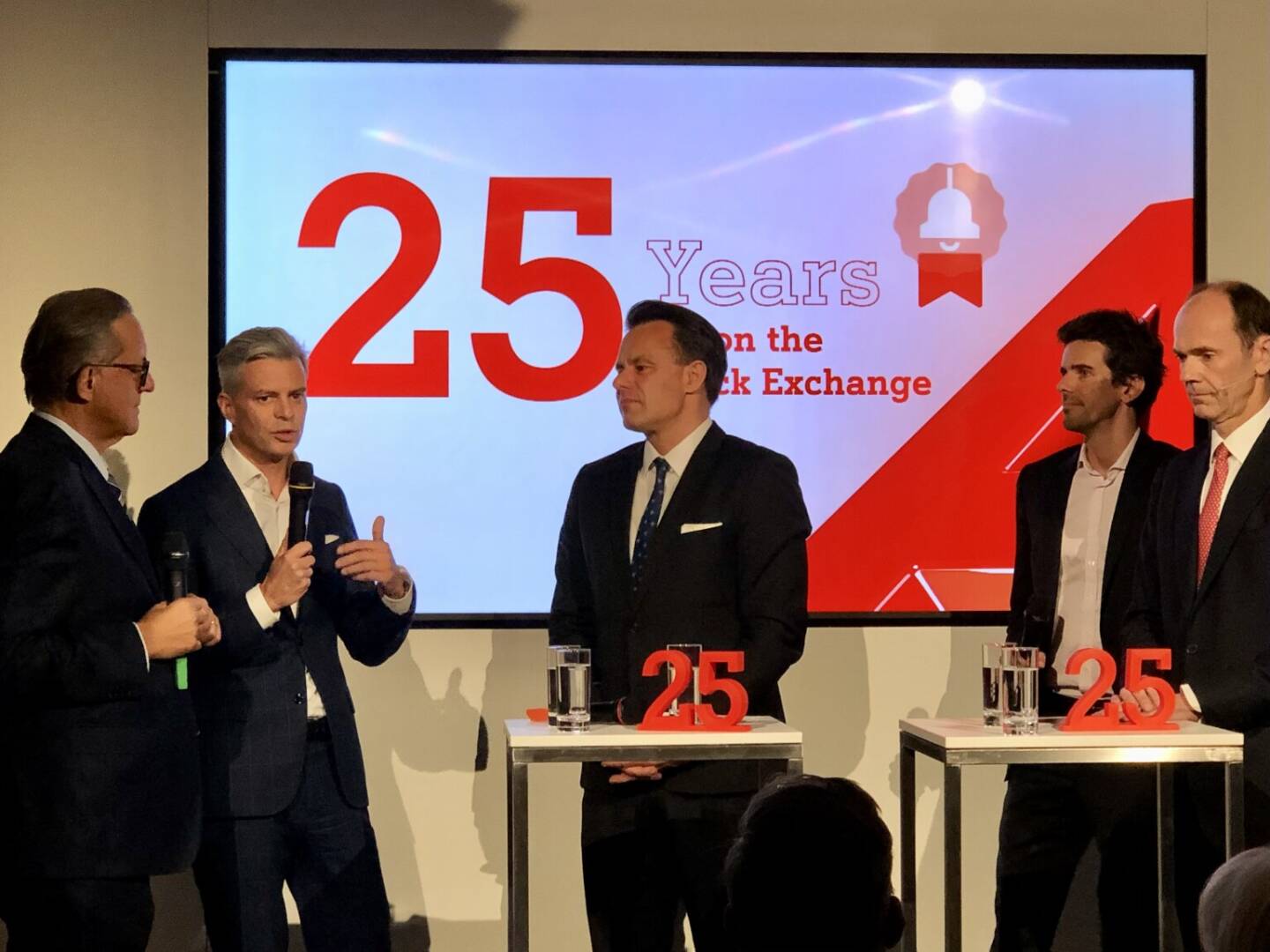 A1 Telekom Austria Group feiert 25jähriges Börsenjubiläum: Podium mit Kunden und Investoren: v.li. Flughafen Wien-Vorstand Günther Ofner, A1 Deputy CEO Thomas Arnoldner, Wiener Börse CEO Christoph Boschan, Taurus CMO Victor Busson, Thomas Niss CEO von Sunrise Capital, Foto: Börse Social