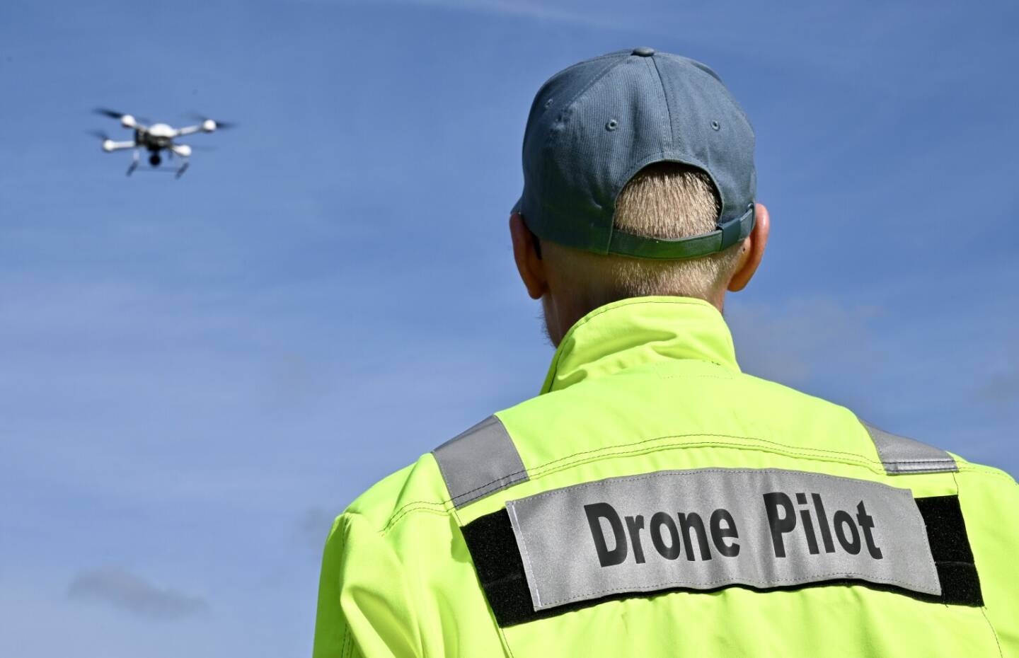 Drohnen-Pilot mit Drohne, Fotoquelle: Frequentis, Copyright: (c) DLR