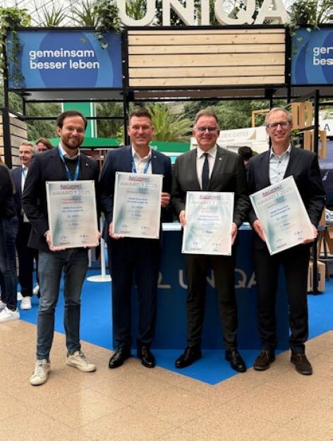 UNIQA gewinnt bei den AssCompact Awards 2025: im Bild: Guido Friesacher (Leiter Lebensversicherung), Christian Voith (Leiter Maklervertrieb), Peter Humer (Vorstand Kunde & Markt) und Jörg Brickwedel (Leiter Produktmanagement Retail) freuen sich über die zahlreichen Auszeichnungen. Fotograf:in: Claudia Balogh, Fotocredit UNIQA, © Aussendung (09.10.2025) 