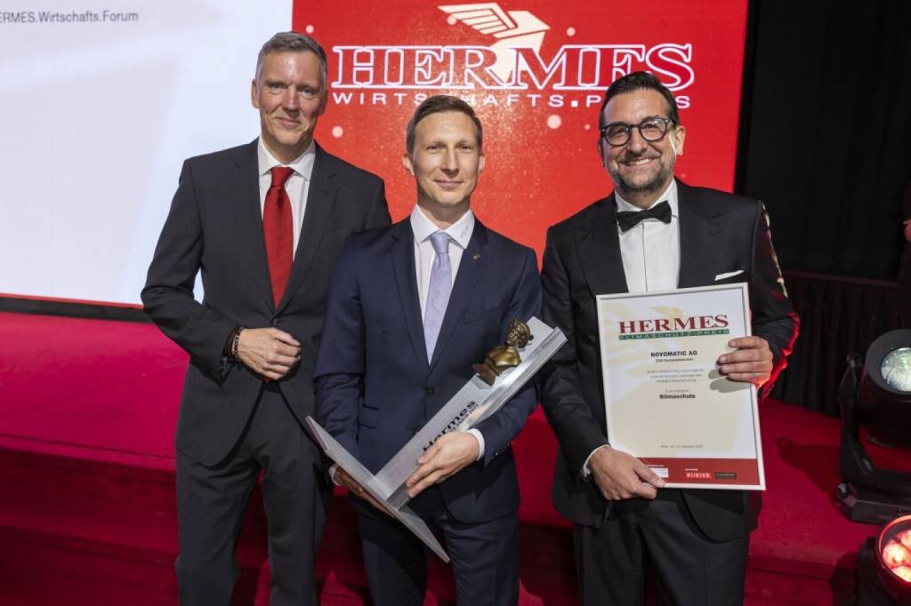 Novomatic gewinnt Hermes Klimaschutzpreis für  konzernweit größte PV-Anlage beim Headquarter. Foto v.l.n.r.: Mag. Alexander Klacska, WKÖ Bundesspartenobmann, Mag. Christoph Neubauer, Director Group CR & Sustainability, Mag. Florian Saiko, Director Group Finance, Foto-Quelle: Novomatic.com, © Aussendung (14.10.2025) 