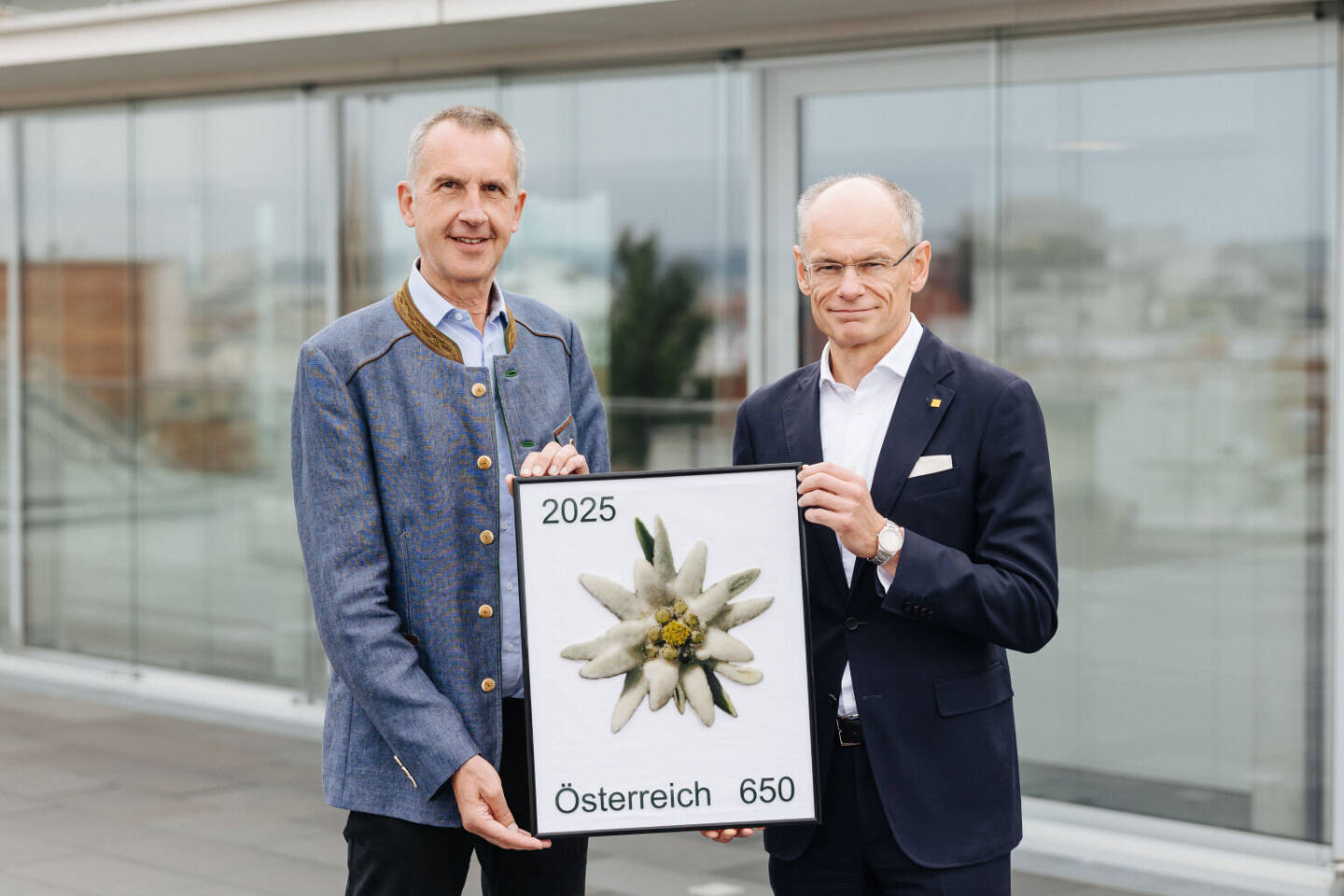 Das „Edelweiß reloaded“ ist die weltweit erste Briefmarke aus dem 3D-Drucker. Präsentiert wurde sie von Wolfgang Schnabl, Präsident des Österreichischen Alpenvereins, und Walter Oblin, Generaldirektor der Österreichischen Post AG. Foto: Post