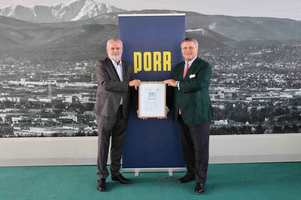 Die PORR hat das ÖGNI-Basiszertifikat für nachhaltige Baustellen im Hoch- und Tiefbau erhaltenZertifikatsübergabe (v.li.): ÖGNI-Geschäftsführer Peter Engert und PORR CEO Karl-Heinz Strauss © PORR, © Aussendung (03.11.2025) 