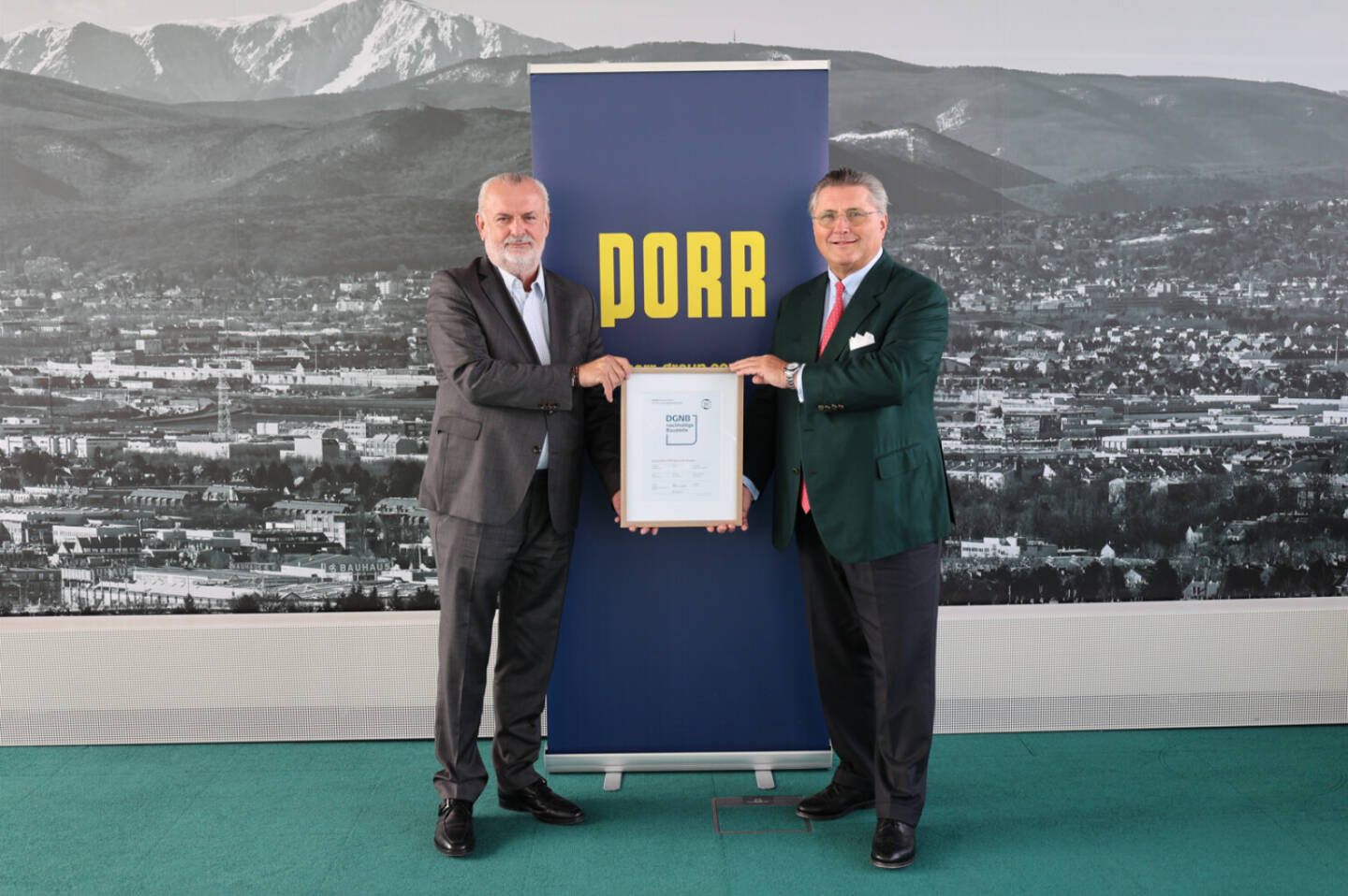 Die PORR hat das ÖGNI-Basiszertifikat für nachhaltige Baustellen im Hoch- und Tiefbau erhaltenZertifikatsübergabe (v.li.): ÖGNI-Geschäftsführer Peter Engert und PORR CEO Karl-Heinz Strauss © PORR