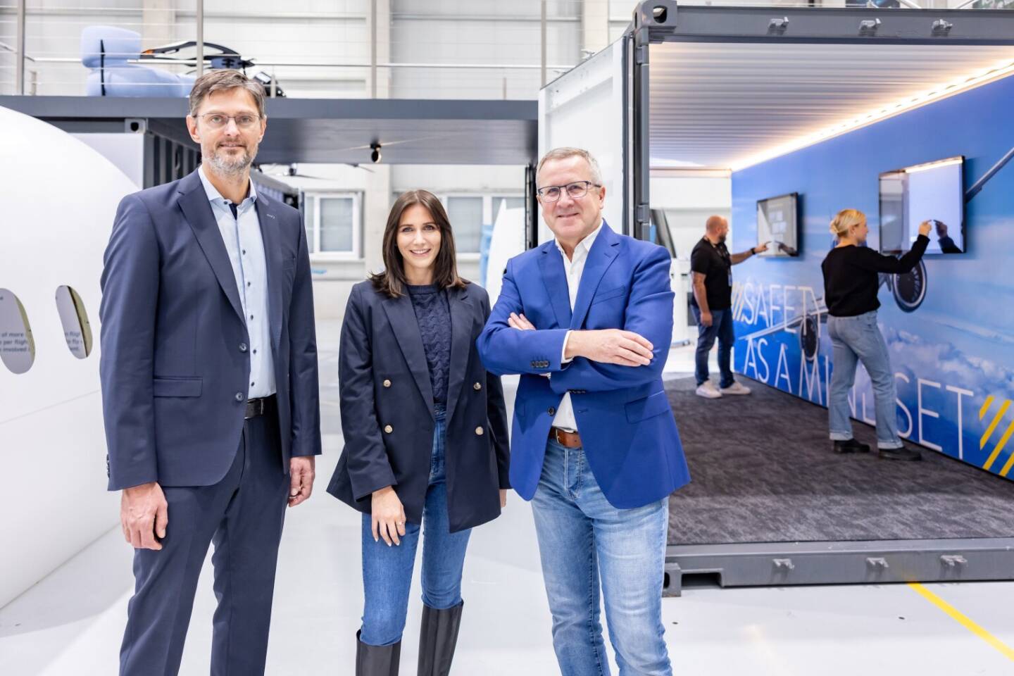 Sicheres Fliegen: FACC eröffnet Safety Center, v.l.n.r.: Andre Härtelt (VP Quality), Patrizia Schultes (Safety Manager), CEO Robert Machtlinger © FACC / Rambossek