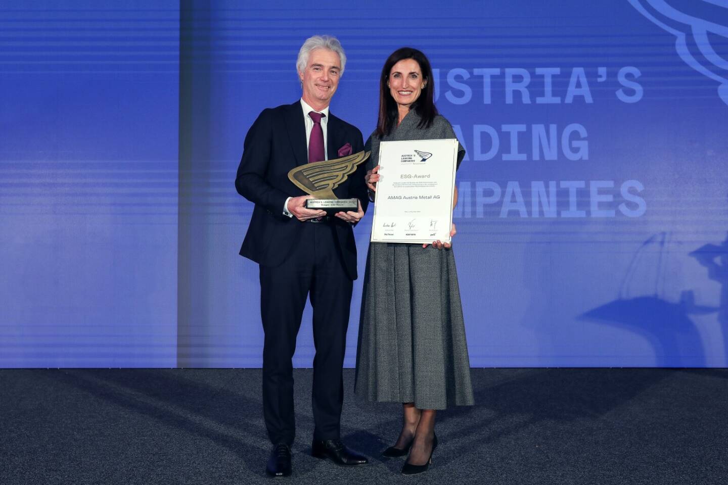 AMAG wurde im Rahmen von Austria&rsquo;s Leading Companies (ALC) mit dem ESG- Award ausgezeichnet, den CEO Helmut Kaufmann von Agatha Kalandra, Partnerin und Leiterin Clients & Marketing PwC Austria &uuml;berreicht bekam. (&copy; Peroutka/DiePresse)