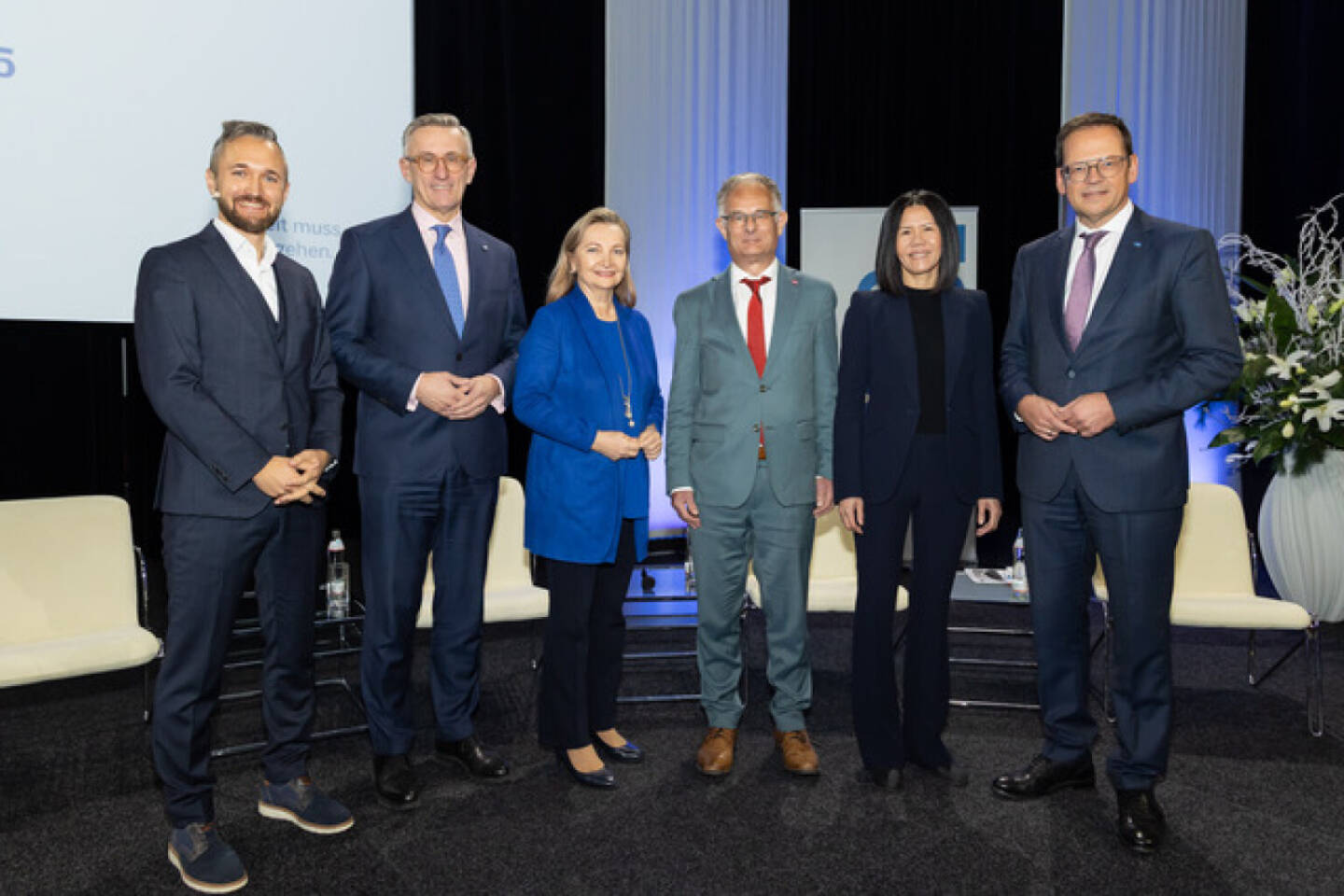 Die Teilnehmerinnen und Teilnehmer des HYPO Wirtschaftsgespräch 2025 (v. l. n. r.): Moderator Christoph Kinast, Robert Ottel (Rosenbauer), Ulrike Rabmer-Koller (Rabmer Gruppe), Markus Marterbauer (Finanzminister), Sok-Kheng Taing (Mitgründerin, Dynatrace) und Klaus Kumpfmüller (HYPO OOE). ©cityfoto.at