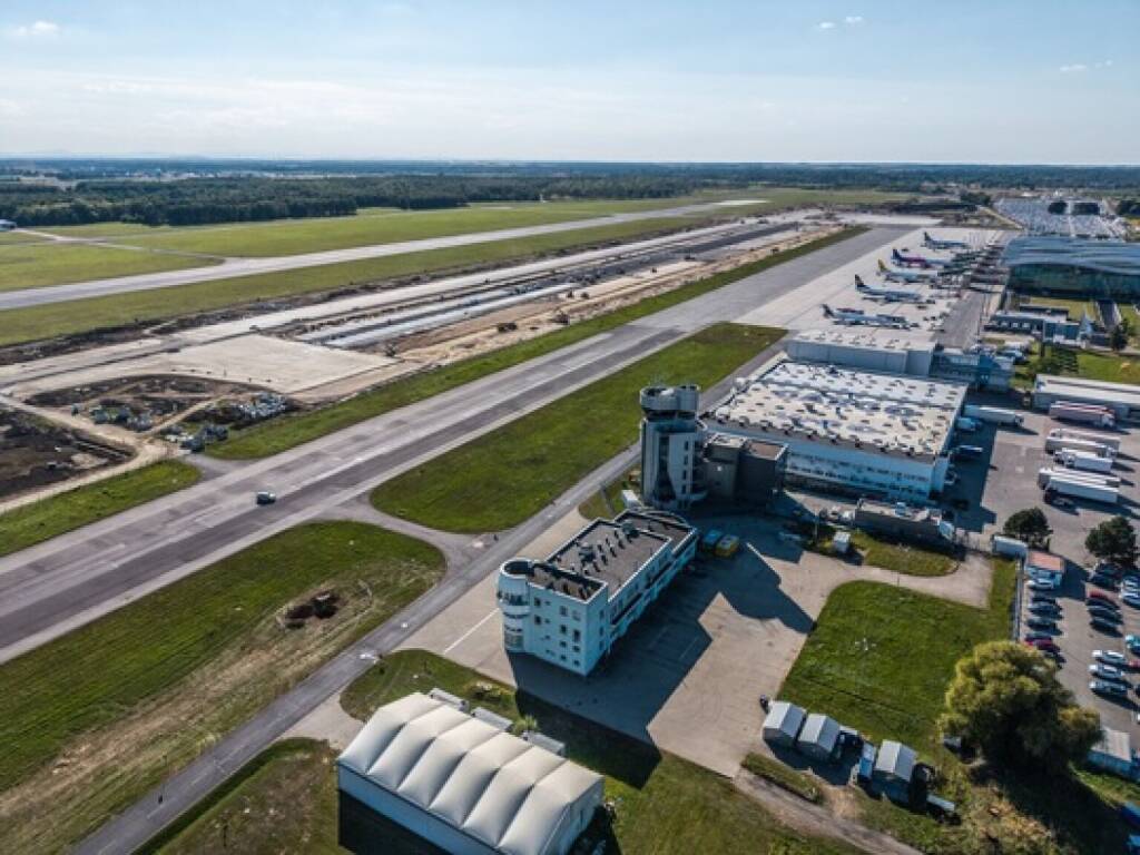 Meilenstein bei polnischem Infrastrukturprojekt: STRABAG schließt zeitkritische Sanierungsarbeiten am gesperrten Flughafen Wrocław erfolgreich ab; Foto: Strabag, &copy; Aussendung (10.12.2025) 