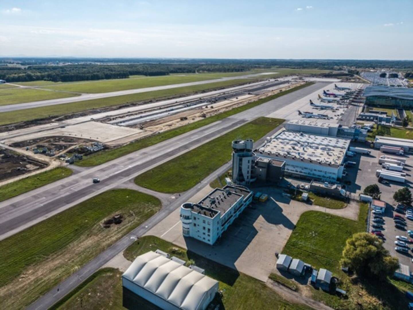 Meilenstein bei polnischem Infrastrukturprojekt: STRABAG schlie&szlig;t zeitkritische Sanierungsarbeiten am gesperrten Flughafen Wrocław erfolgreich ab; Foto: Strabag