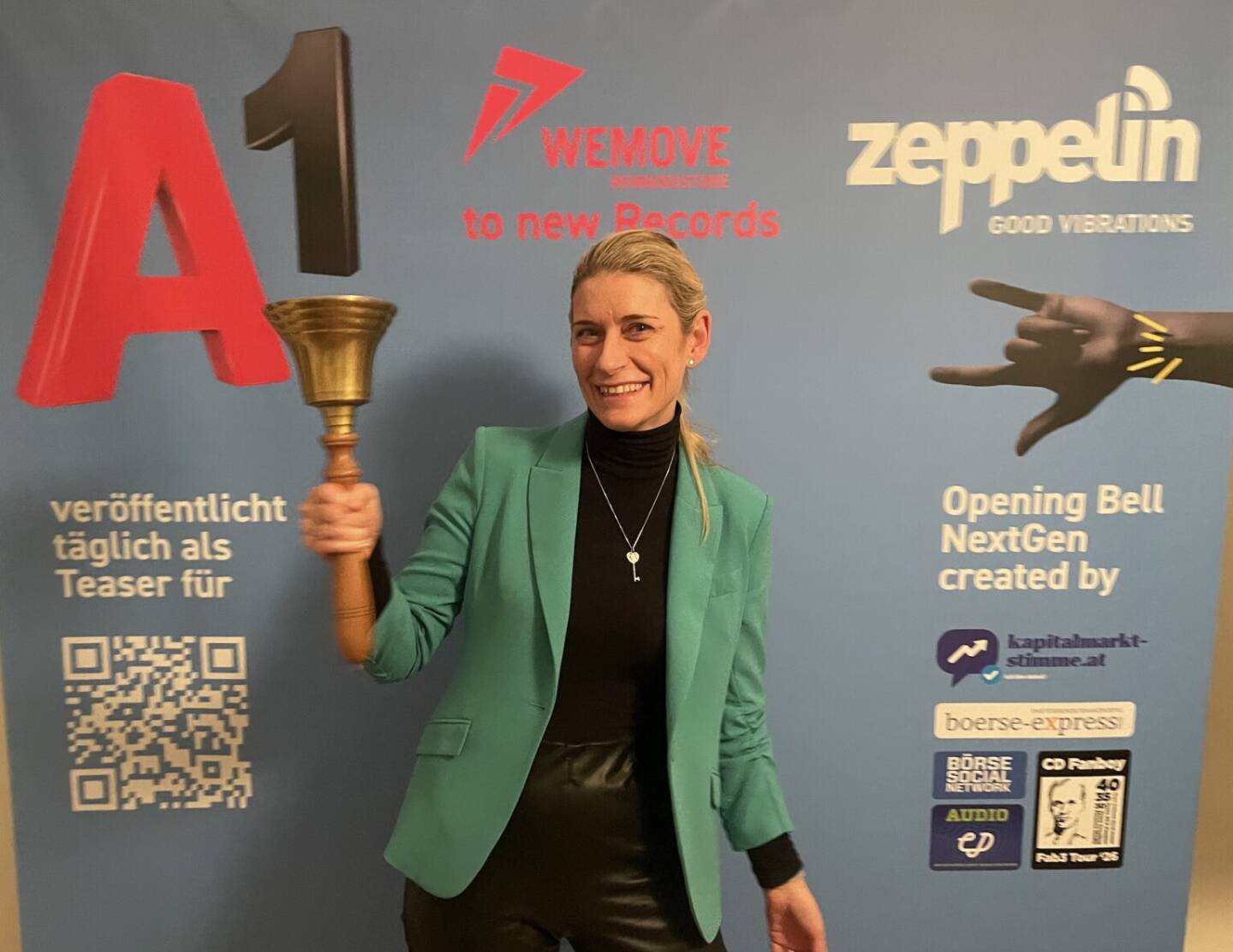 Claudia Eder, Managing Director der Asfinag Maut Service Gesellschaft, l&auml;utet eine weitere Opening Bell f&uuml;r unseren Manager:innen-Weihnachtssong, der dieser Tage Gast f&uuml;r Gast eingesungen wird und n&auml;chste Woche gepublished.