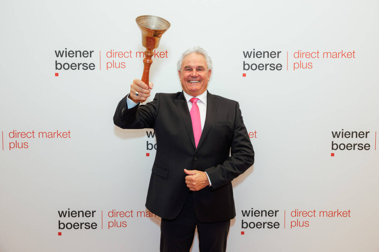 Dietrich Gallmetzer, CEO Gallmetzer HealthCare S.p.A., l&auml;utet die Opening Bell anl&auml;sslich des Listings der Aktie am 16. Dezember 2025 (Fotocredit: Wiener B&ouml;rse/Alexander Felten)