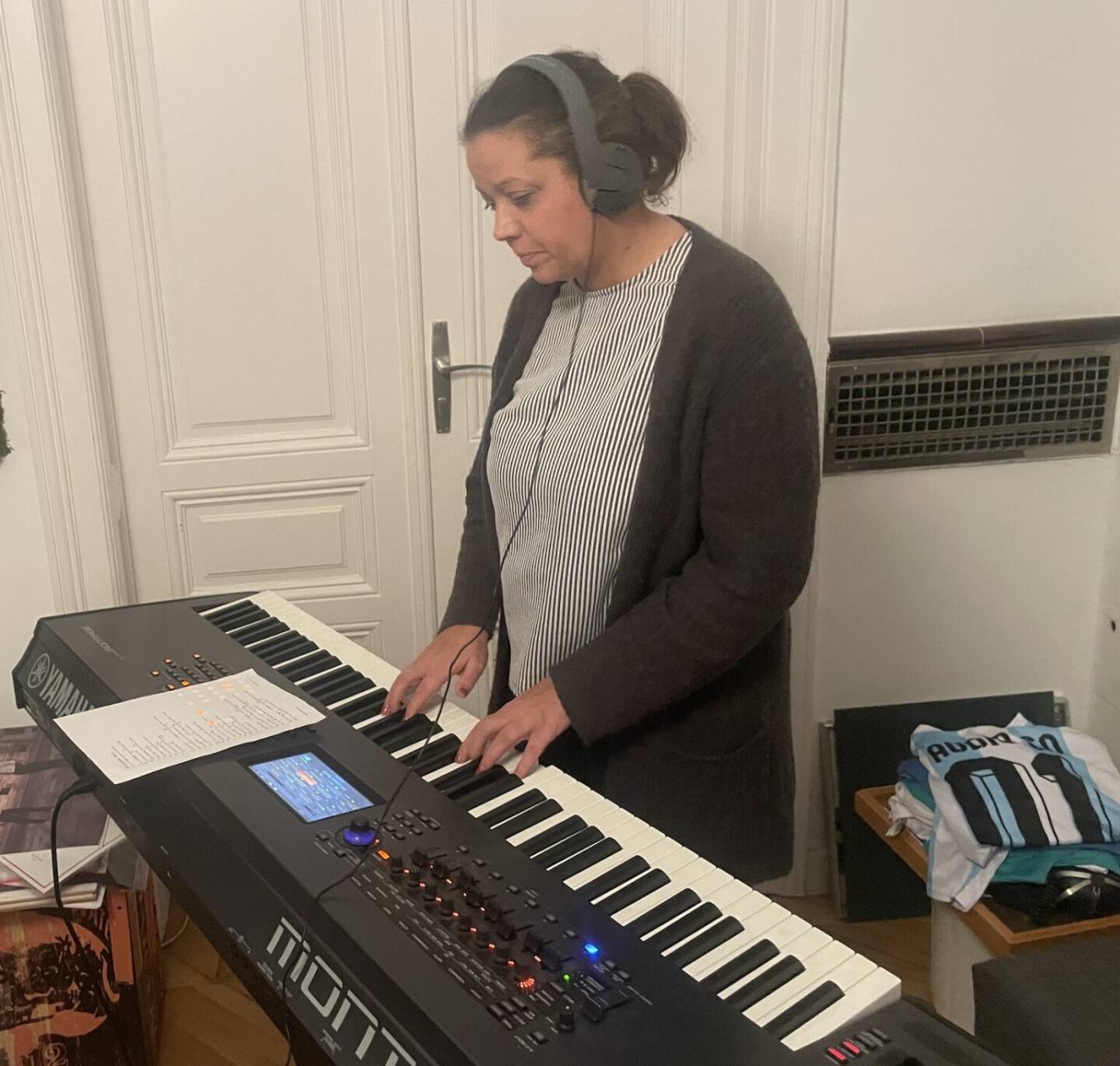 Petra Heindl , Kinstellar , spielt die FM Sounds f&uuml;r die Deconstructed Version von Christmas Bell At Home