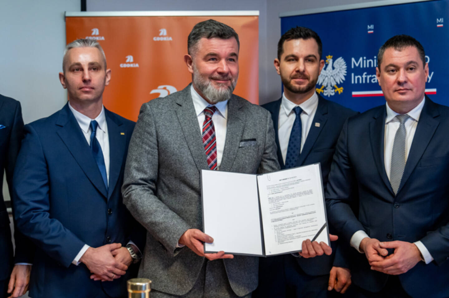 PORR errichtet Abschnitt des Gro&szlig;projekts Westumfahrung Stettin; Vertragsunterzeichnung (v.li.): Łukasz Świerkowski (Projektmanager PORR S.A.), Piotr Kledzik (Gesch&auml;ftsf&uuml;hrer PORR S.A.), Paweł Woźniak (Generaldirektor GDDKiA), Łukasz Lendner (Regionaldirektor GDDKiA Stettin) &copy; PORR