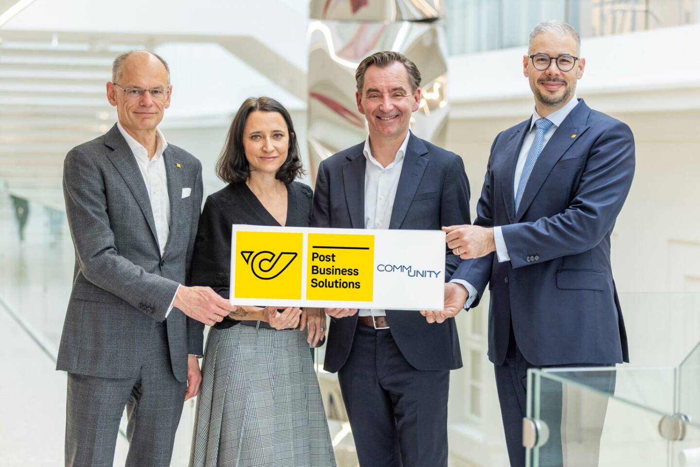 Die Post Business Solutions und Comm-Unity setzen ihre erfolgreiche Zusammenarbeit fort:  v.l.n.r. Walter Oblin (Generaldirektor der &Ouml;sterreichischen Post), Gudrun Baumgartner (Leitung Entwicklung Public Sector bei Comm-Unity), Michael Stark (Gesch&auml;tsf&uuml;hrer bei Comm-Unity), George Wallner (gesch&auml;ftsf&uuml;hrender Leiter der Post Business Solutions); Foto: &Ouml;sterreichische Post