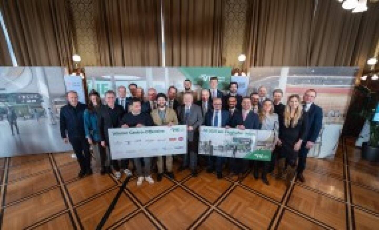 Flughafen Wien pr&auml;sentiert Gastronomiepartner f&uuml;r die Terminal 3-S&uuml;derweiterung: Foto 1: (v.l.n.r.) Tobi M&uuml;ller und Sandra Jedliczka (Inhaber von Mochi), Geri Tsai (Inhaber von T&uuml;r 7), Roman Dudeschek (Co-Gr&uuml;nder von JuiceFactory), Gerhard Summer (Gesch&auml;ftsf&uuml;hrer Mochi), Thomas Figlm&uuml;ller (Eigent&uuml;mer von Figlm&uuml;ller), Flughafen Wien-Vorstand Julian J&auml;ger, Ilan Molcho (Co-Gr&uuml;nder und CEO von NENI), Hans Figlm&uuml;ller (Eigent&uuml;mer von Figlm&uuml;ller), B&uuml;rgermeister Michael Ludwig, Dominik Prousek (Eigent&uuml;mer von AIDA), Attila und Marius Dogudan (Gr&uuml;nderfamilie von DO & CO), Ferdinand Querfeld (Gr&uuml;nderfamilie des Caf&eacute; Landtmann), Luigi Barbaro sen., Antonio und Luigi Jr. Barbaro (Gr&uuml;nderfamilie von BARBARO), Peter Wagner (Terminal Manager SSP), WienTourismus-CEO Norbert Kettner, Cecilia Havm&ouml;ller und Susanna Paller (Gr&uuml;nderinnen von Veganista), Ursula F&uuml;rnhammer (CEO von Lagard&eacute;re Travel Retail Austria) und Achim Kretzschmar (Gesch&auml;ftsf&uuml;hrer von SSP Austria); Foto: Flughafen Wien/Daid Bohmann