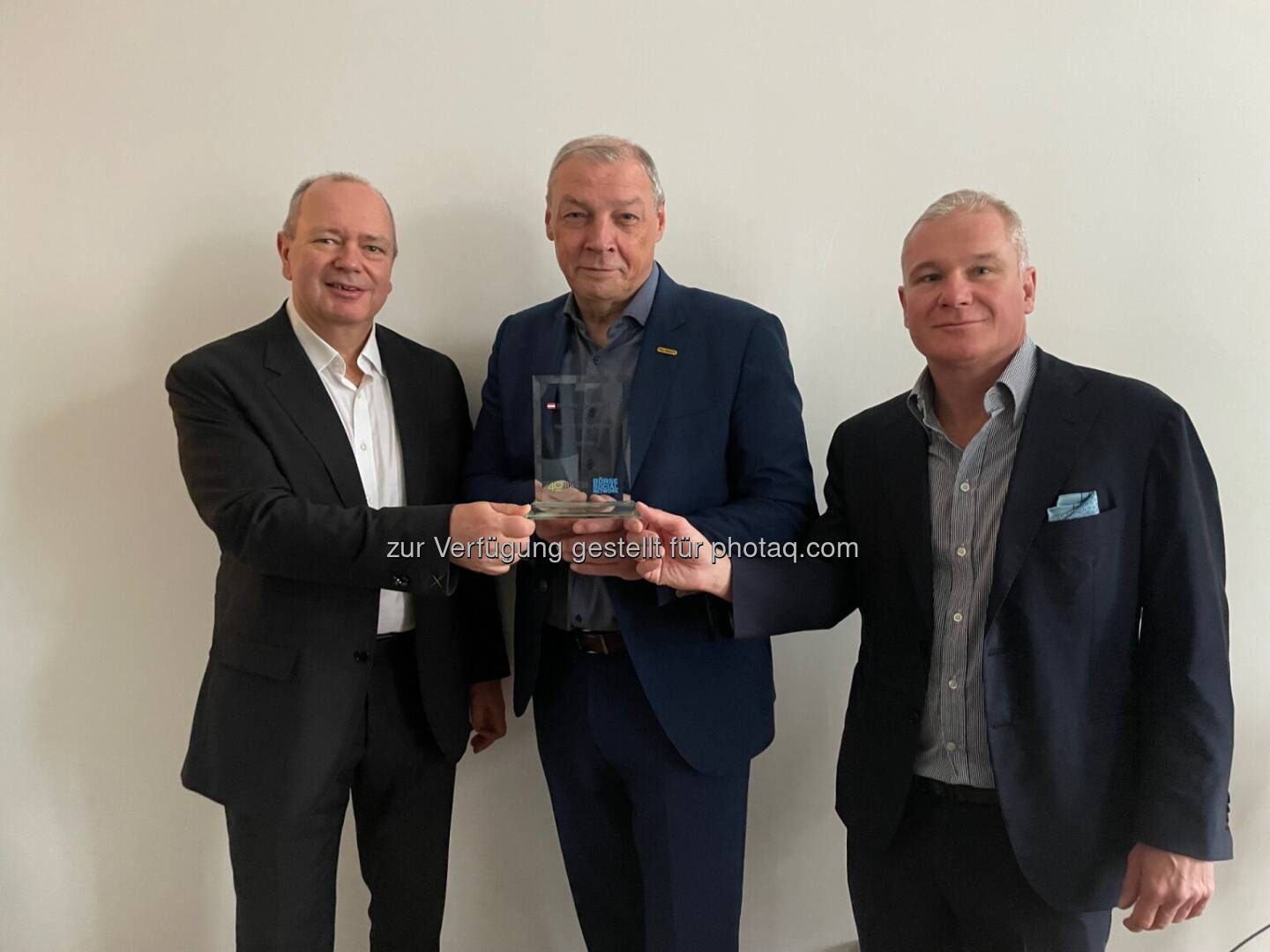 Number One f&uuml;r Palfinger f&uuml;r Upgrade B&ouml;rsepr&auml;senz: v.li.: Roland Meier (Oaklins), Hannes Roither (Palfinger), Helmut Anninger (Oaklins)