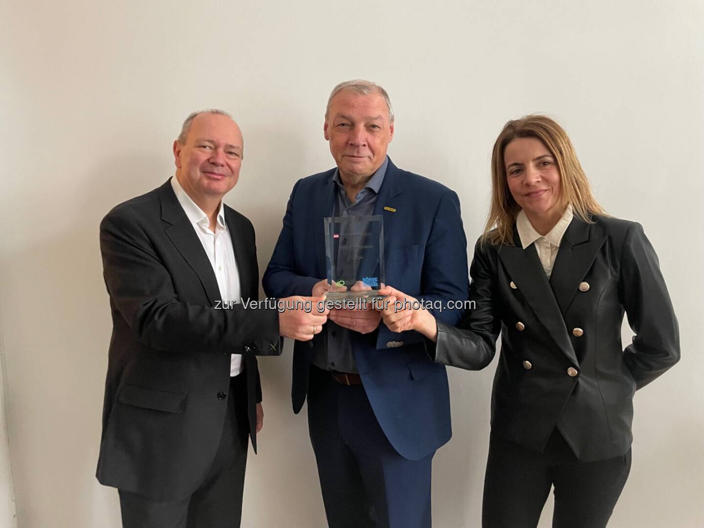 Number One f&uuml;r Palfinger f&uuml;r Upgrade B&ouml;rsepr&auml;senz: v.li.: Roland Meier (Oaklins), Hannes Roither (Palfinger), Christine Petzwinkler (B&ouml;rse Social)