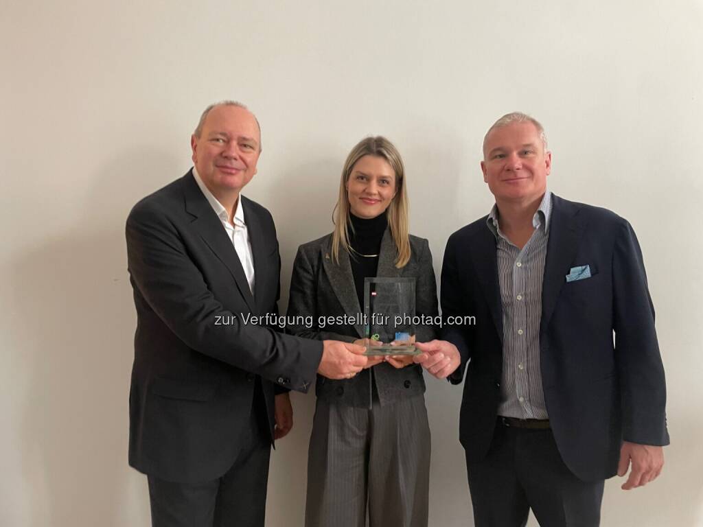 Number One für Performance 25 Jahre an DO & CO: v.li.: Roland Meier (Oaklins), Patricia Wöber (DO & CO), Helmut Anninger (Oaklins) (04.02.2026) 