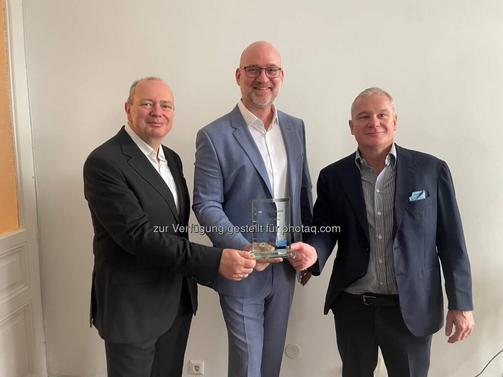 Number One für Börseneuling: Reploid: v.li.: Roland Meier (Oaklins), Hans Lang (Reploid), Helmut Anninger (Oaklins) (04.02.2026) 