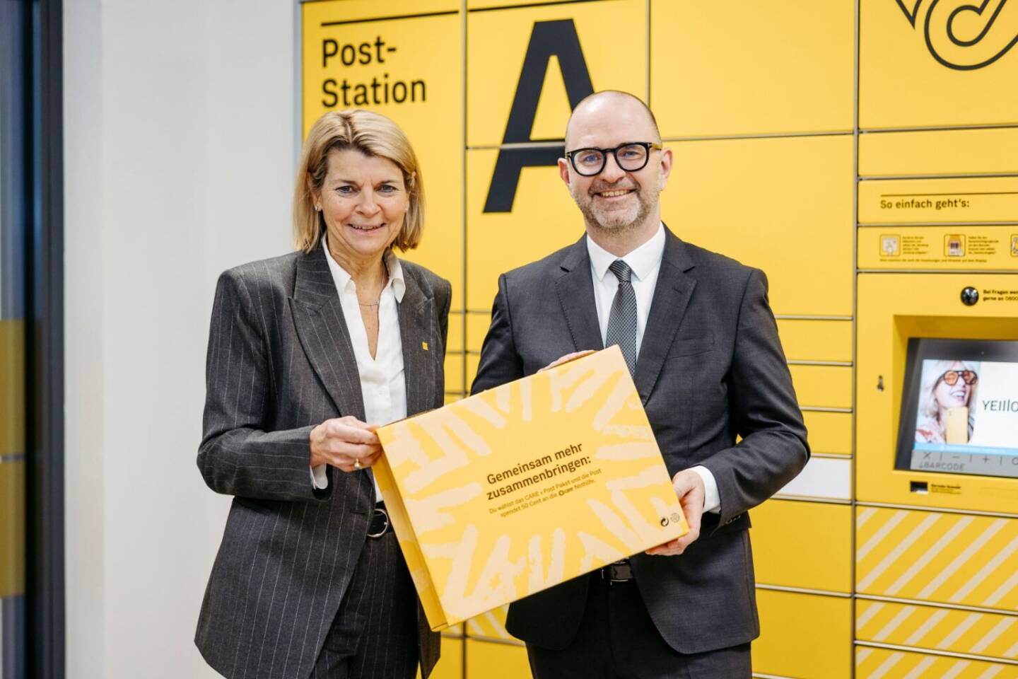 Die &Ouml;sterreichische Post AG hat in der Schillerstra&szlig;e 53 die erste SB-Filiale in Linz er&ouml;ffnet. Foto: Barbara Potisk-Eibensteiner, Finanzvorst&auml;ndin der &Ouml;sterreichische Post, mit Linzer B&uuml;rgermeister Dietmar Prammer bei der Er&ouml;ffnung, Foto: &Ouml;sterreichische Post