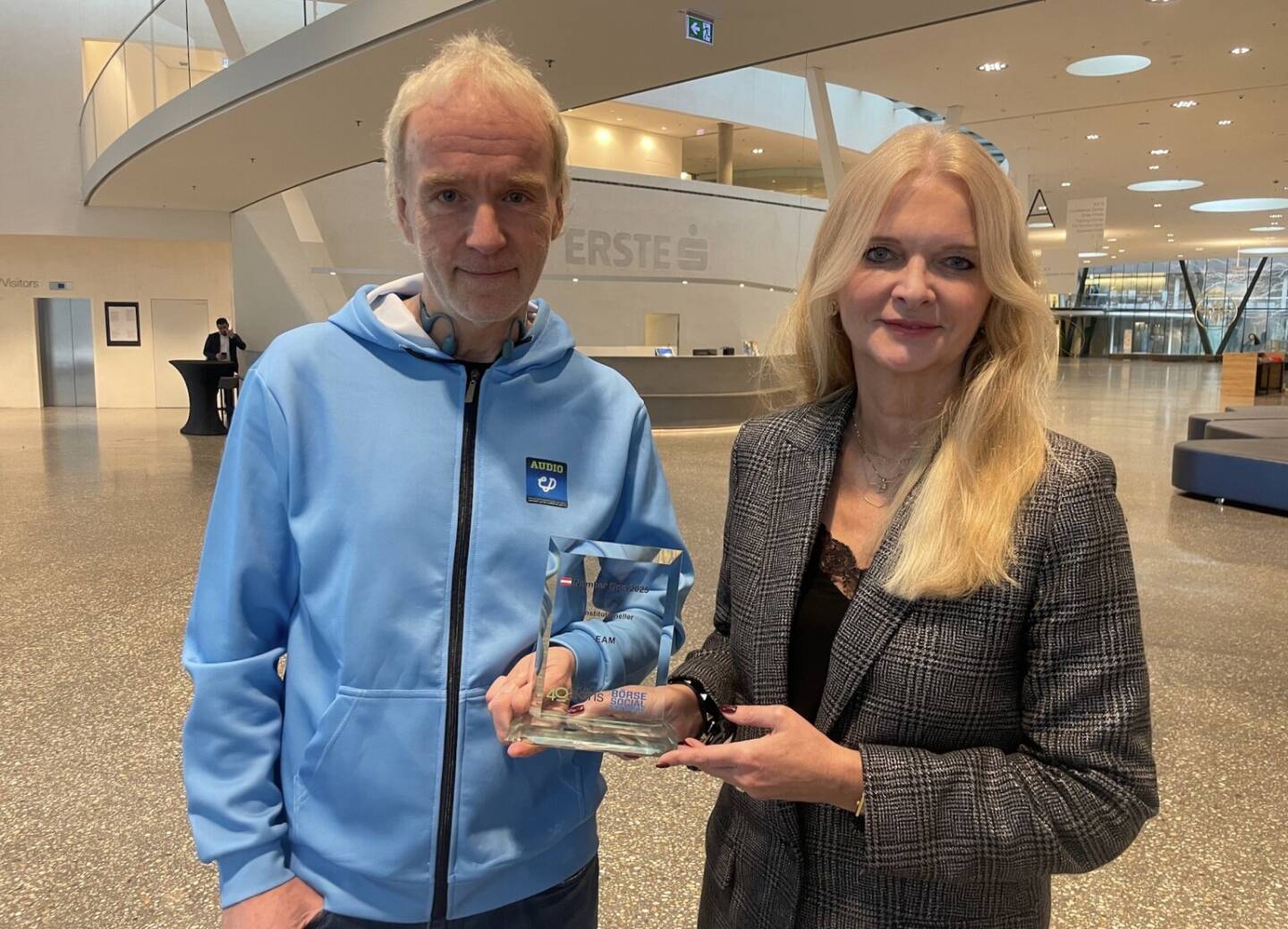 Award f&uuml;r EAM als Number One Institutioneller: Gabriela Tinti (EAM) , Christian Drastil (BSN)