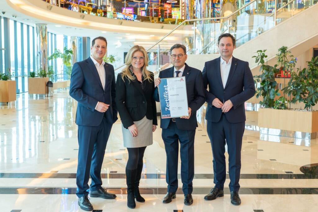 Die NOVOMATIC AG wurde von der unabhängigen Exzellenz-Plattform Leitbetriebe Austria auch für die Periode 2026/2027 als „Österreichischer Leitbetrieb“ ausgezeichnet. Foto v.li.: Mag. Stefan Krenn, Mag. Monica Rintersbacher, Dipl.-Ing. Ryszard Presch, Mag. Johannes Gratzl; Copyright: NOVOMATIC, &copy; Aussendung (12.02.2026) 