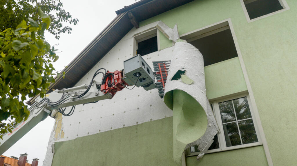 Baggeraufsatz im Einsatz: Das PORR Team konnte damit EPS schon während des Rückbaus von Reststoffen befreien © ORBIS Development, &copy; Aussender (12.03.2026) 