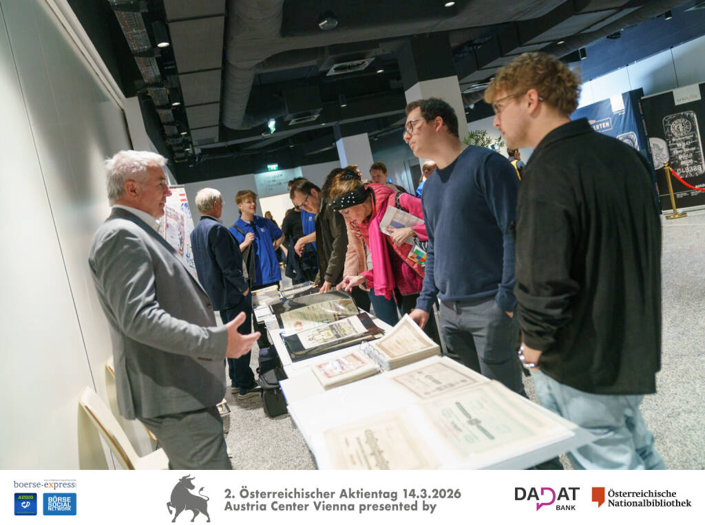Besucher am Stand von Heinz Walter (Club für Historische Wertpapiere), Bild: Martina Draper für kapitalmarkt-stimme.at  (16.03.2026) 