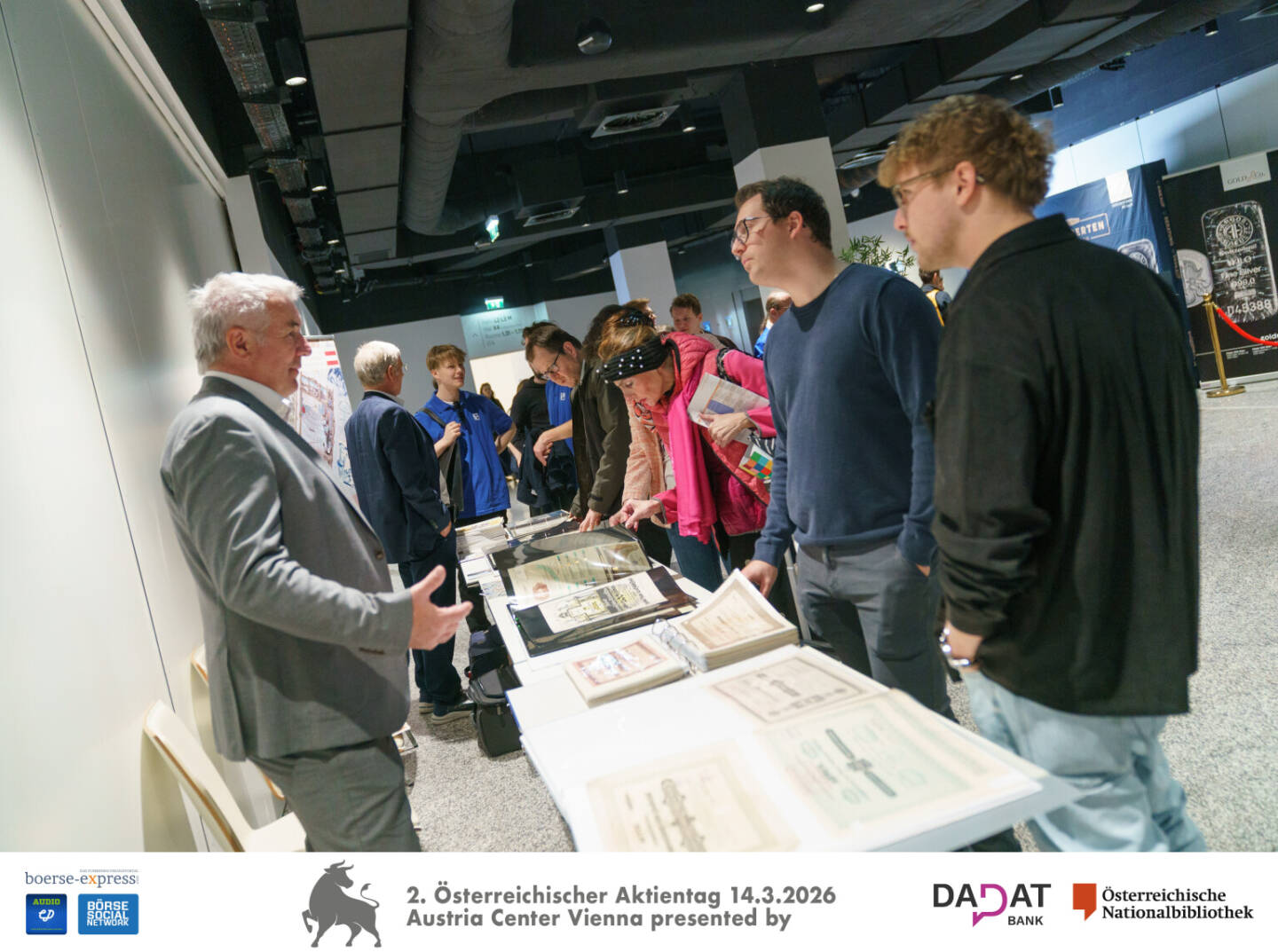 Besucher am Stand von Heinz Walter (Club f&uuml;r Historische Wertpapiere), Bild: Martina Draper f&uuml;r kapitalmarkt-stimme.at 