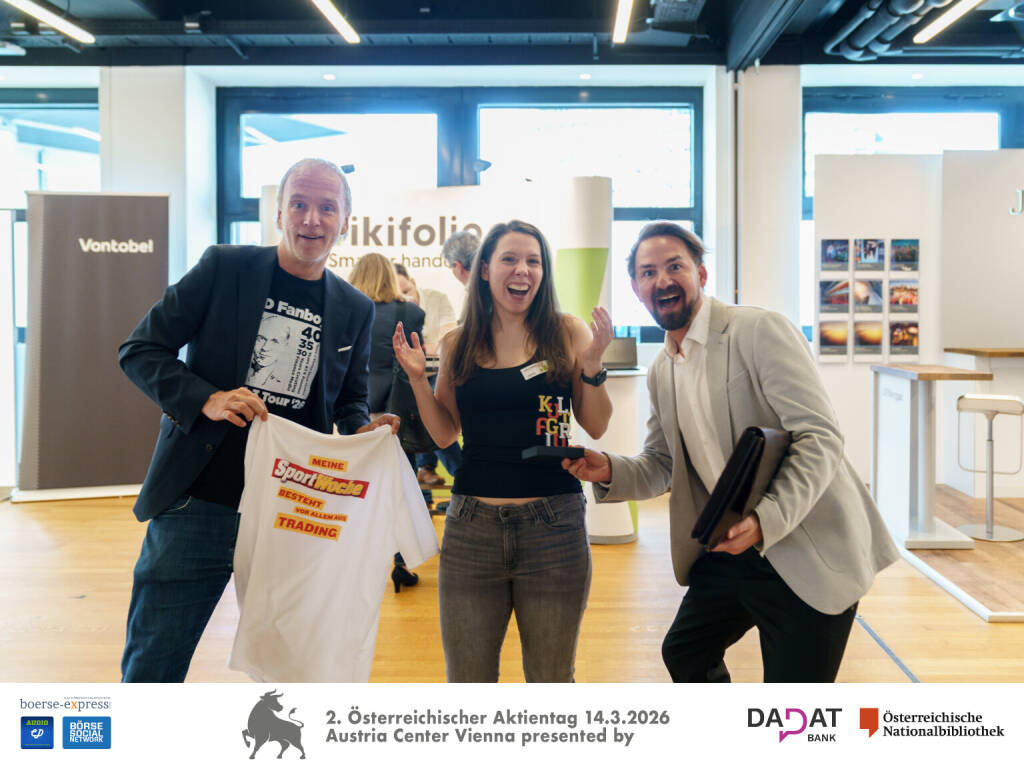 v.li: Christian Drastil (Börse Social), Julia Lackner von wikifolio mit Kultfigur-Preis, Richard Dobetsberger (wikifolio/Umbrella Strategie) Bild: Martina Draper für kapitalmarkt-stimme.at  (16.03.2026) 