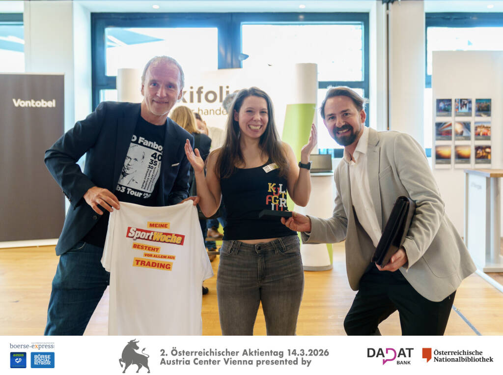 v.li: Christian Drastil (Börse Social), Julia Lackner von wikifolio mit Kultfigur-Preis, Richard Dobetsberger (wikifolio/Umbrella Strategie), Bild: Martina Draper für kapitalmarkt-stimme.at (16.03.2026) 