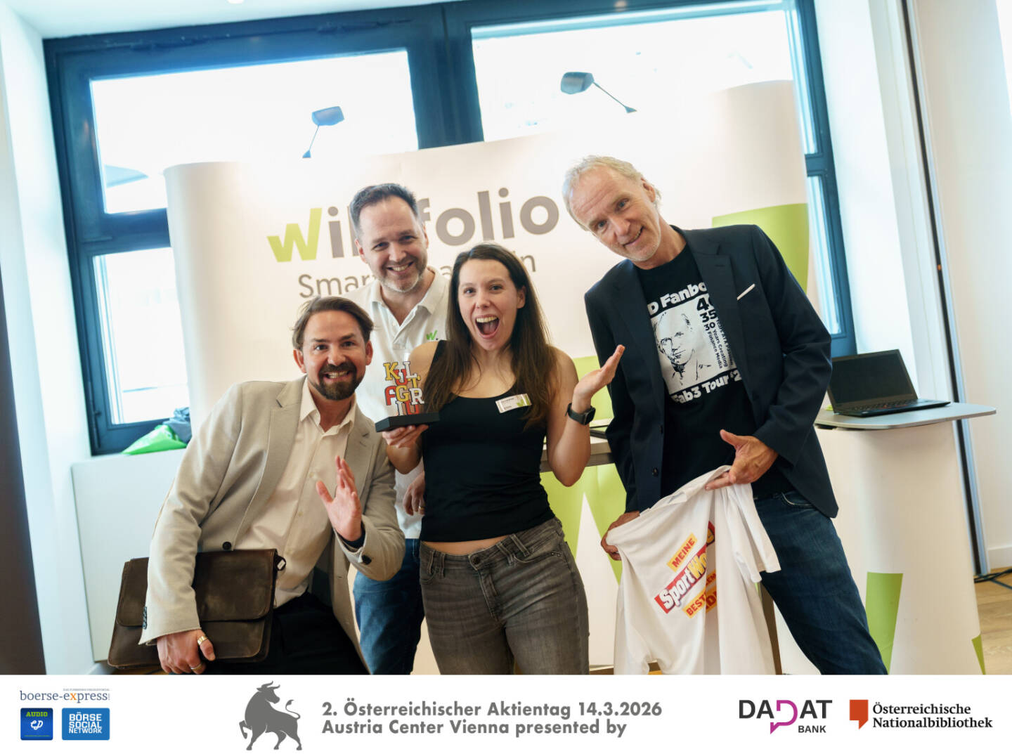 Christian Drastil (B&ouml;rse Social), Julia Lackner von wikifolio mit Kultfigur-Preis, Richard Dobetsberger (wikifolio/Umbrella Strategie) Bild: Martina Draper f&uuml;r kapitalmarkt-stimme.at 