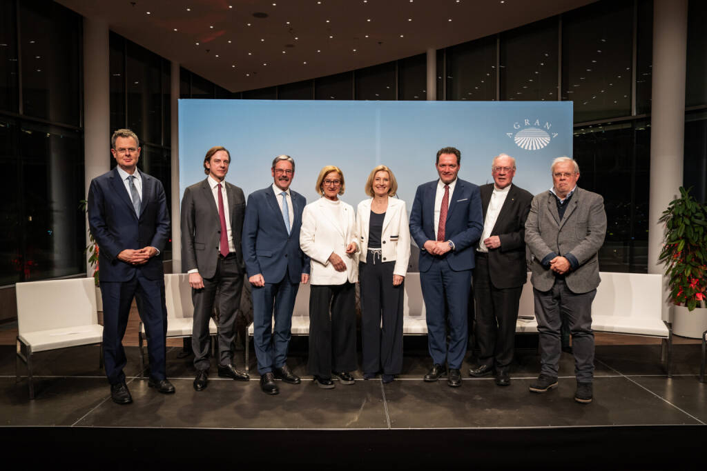 AGRANA hat gemeinsam mit dem Österreichischen Raiffeisenverband, FAS Research und dem IIASA (Internationales Institut für Angewandte Systemanalyse) erstmals den VIENNA SOIL DIALOG in Wien veranstaltet. v.l. FAS-Chef Harald Katzmair, AGRANA-CEO Stephan Büttner, Raiffeisen Generalanwalt Erwin Hameseder, LH NÖ Johanna Mikl-Leitner, Moderatorin Martina Salomon, Landwirtschaftsminister Norbert Totschnig, Bischof Alois Schwarz, ORF-Korrespondent Christian Wehrschütz (fotocredit: AGRANA) (24.03.2026) 