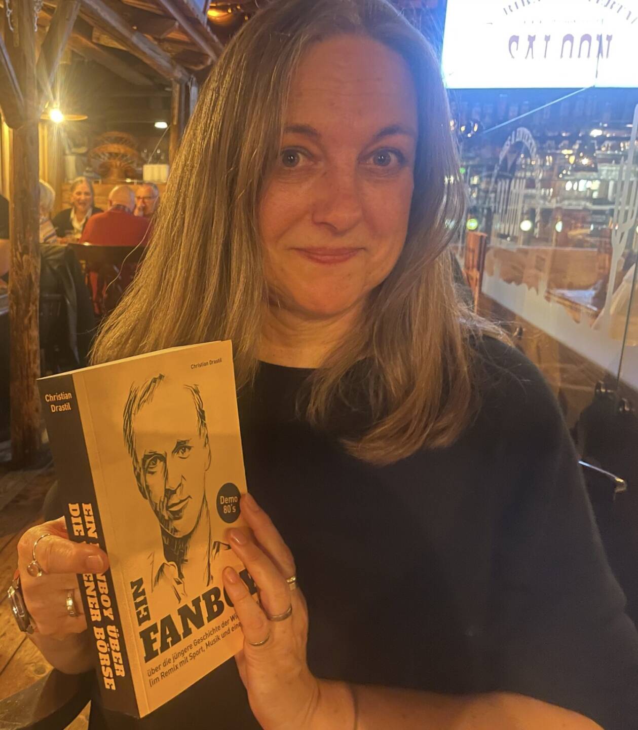 Barbara Berger mit dem Fanboy-Buch zur Wiener B&ouml;rse von Christian Drastil (Variante Softcover zum finalen Korrekturlesen, die 1. Auflage wird dann Hardcover sein, 420 Seiten), Babsi kommt im Buch vor ...