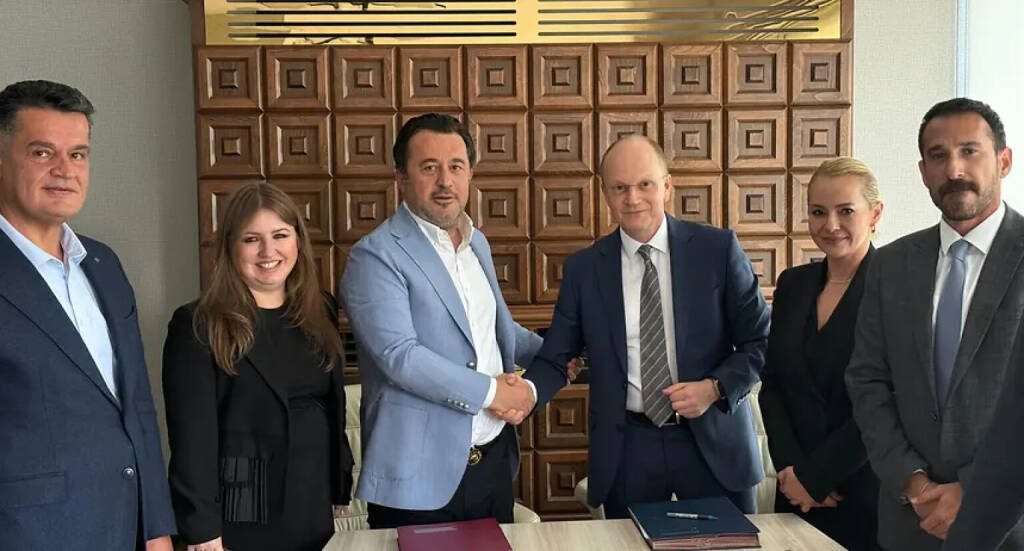 Unterzeichnung des Vertrags für das neue Wasserkraftwerk Cizre: Von links nach rechts: Ergün Üzücek, Tuğce Ökmen, Abdurrahim Balyen (CABA Group) sowie Frank Mette, Aysen Özbas und Seckin Sönmez (ANDRITZ Hydropower Türkei). Fotoquelle: Andritz, &copy; Aussendung (08.04.2026) 