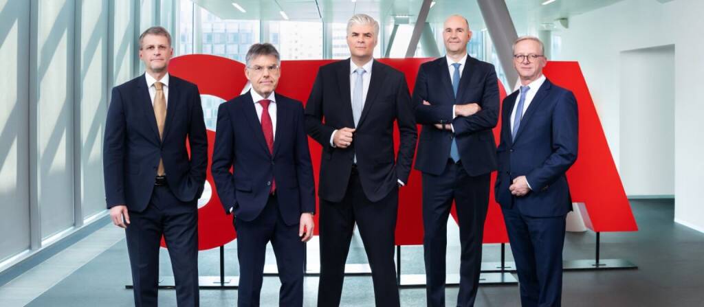 STRABAG-Vorstandsteam für weitere Funktionsperiode verlängert: v. l. n. r.: Siegfried Wanker, Christian Harder, Stefan Kratochwill, Péter Glöckler, Jörg Rösler; Foto: Jana Madzigon, &copy; Aussender (22.04.2026) 
