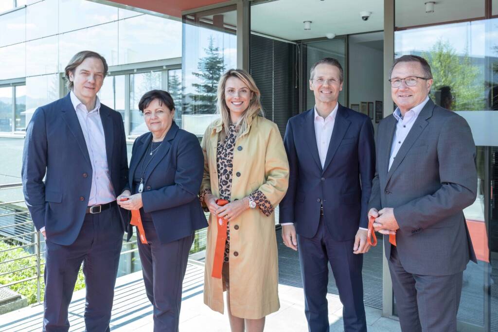 AGRANA-Start in Slowenien: Erwerb des Lebensmittelunternehmens Mercator-Emba erfolgreich abgeschlossen, Foto (v.li.): AGRANA-CEO Stephan Büttner, Mercator-Emba-CEO Darja Jamnik, AGRANA Fruit Leiterin Food Service Anne-Laury Lartigue, AGRANA Fruit Geschäftsführer Markus Wagner, AGRANA-COO Franz Ennser (fotocredit: AGRANA), &copy; Aussender (23.04.2026) 