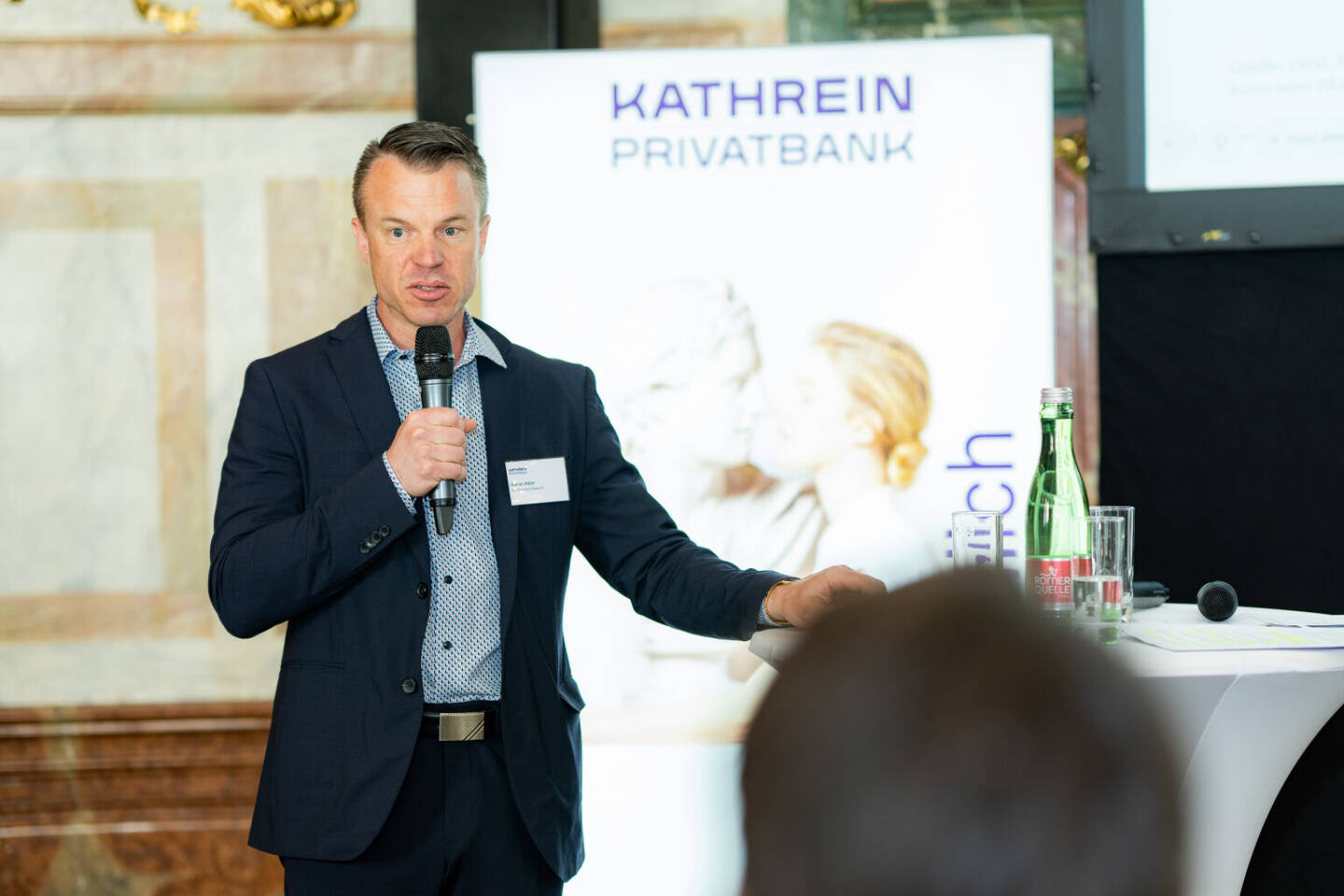 Kathrein Investment Impuls 2026: Aaron Alber, Senior Analyst bei Raiffeisen Research: Gold wird ma&szlig;geblich von konjunkturellen Entwicklungen, geldpolitischen Entscheidungen, Zentralbankk&auml;ufen, geopolitischen Spannungen sowie der Entwicklung des US-Dollars beeinflusst. Wir bleiben auf Jahressicht und dar&uuml;ber hinaus optimistisch f&uuml;r Gold, da diese Faktoren weiterhin unterst&uuml;tzend wirken k&ouml;nnen. Insbesondere k&ouml;nnten Zentralbanken weiterhin Gold kaufen, um ihre Abh&auml;ngigkeit von US-Staatsanleihen zu reduzieren.&ldquo; Fotoquelle: Kathrein Privatbank