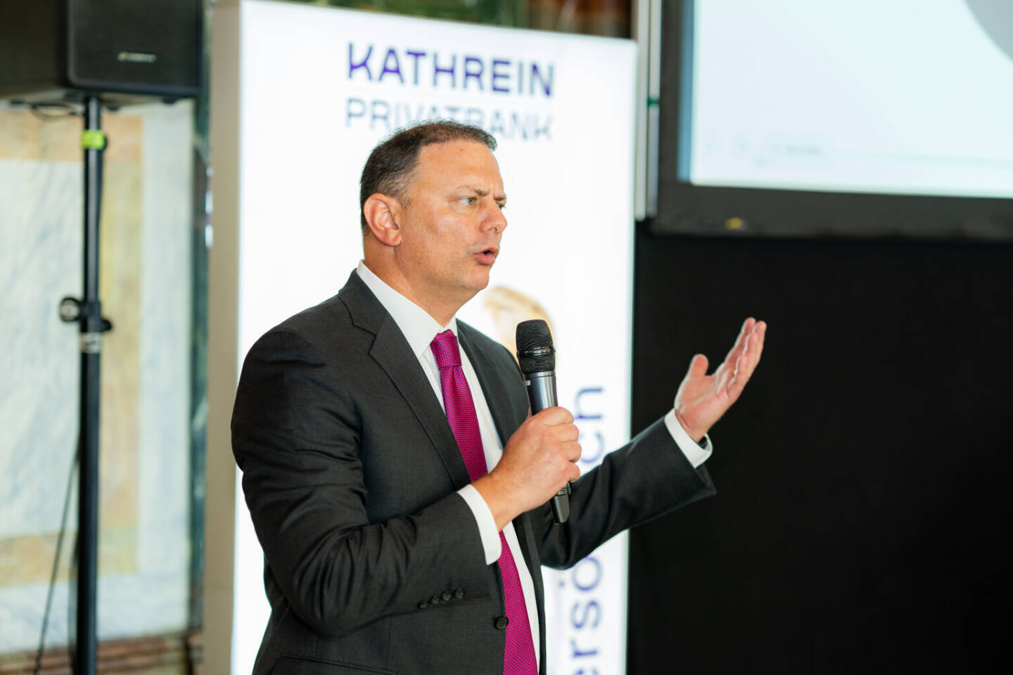 Kathrein Investment Impuls 2026: Ed Clissold, Chief U.S. Strategist bei Ned Davies Research. &bdquo;Das Wirtschaftswachstum und die Unternehmensgewinne k&ouml;nnten positiv bleiben, allerdings ist im zweiten Halbjahr durch h&ouml;here &Ouml;lpreise, eine geringere als erwartete Anzahl an Zinssenkungen und Unsicherheiten im Vorfeld der US-Zwischenwahlen ein gewisser Gegenwind zu erwarten.&ldquo; Fotoquelle: Kathrein Privatbank